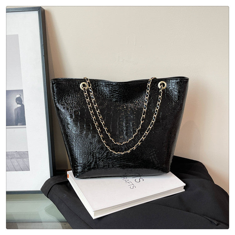 Classic Everyday Shoulder Bag – Adjustable Strap & Minimalist Design