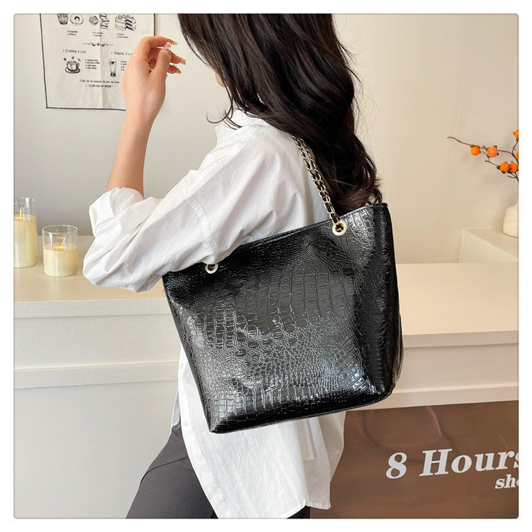 Classic Everyday Shoulder Bag – Adjustable Strap & Minimalist Design