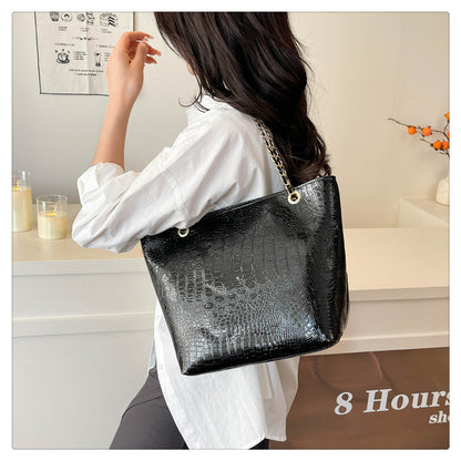 Classic Everyday Shoulder Bag – Adjustable Strap & Minimalist Design