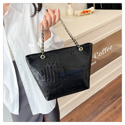 Classic Everyday Shoulder Bag – Adjustable Strap & Minimalist Design