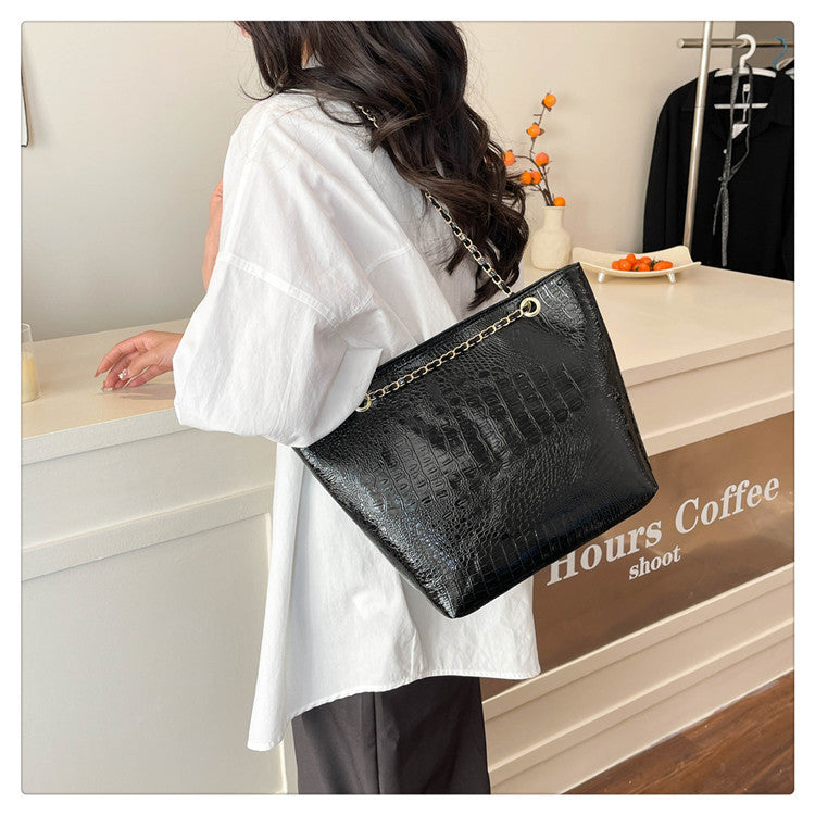 Classic Everyday Shoulder Bag – Adjustable Strap & Minimalist Design