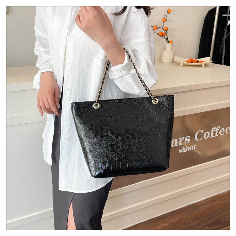 Classic Everyday Shoulder Bag – Adjustable Strap & Minimalist Design