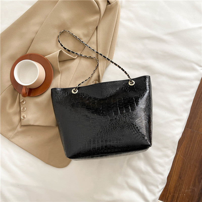 Classic Everyday Shoulder Bag – Adjustable Strap & Minimalist Design