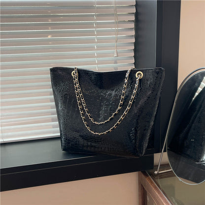 Classic Everyday Shoulder Bag – Adjustable Strap & Minimalist Design