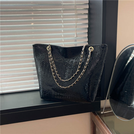 Classic Everyday Shoulder Bag – Adjustable Strap & Minimalist Design