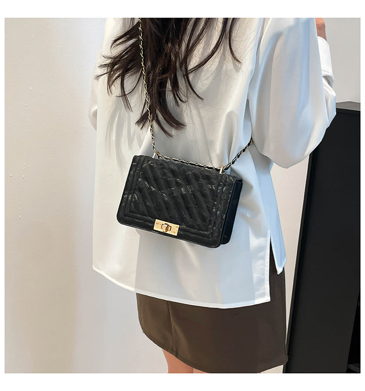 Classic Everyday Shoulder Bag – Adjustable Strap & Minimalist Design