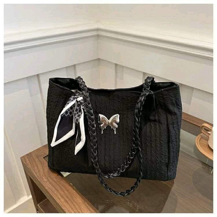 Classic Everyday Shoulder Bag – Adjustable Strap & Minimalist Design